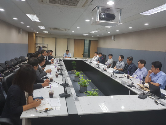과학기술정보통신부와 한국인터넷진흥원은 5일 오후 한국인터넷진흥원 서초청사에서 사이버공격 대비 민관 긴급간담회를 개최하고 대응 방안 및 협력 체계에 대해 논의했다. 과학기술정보통신부 제공.